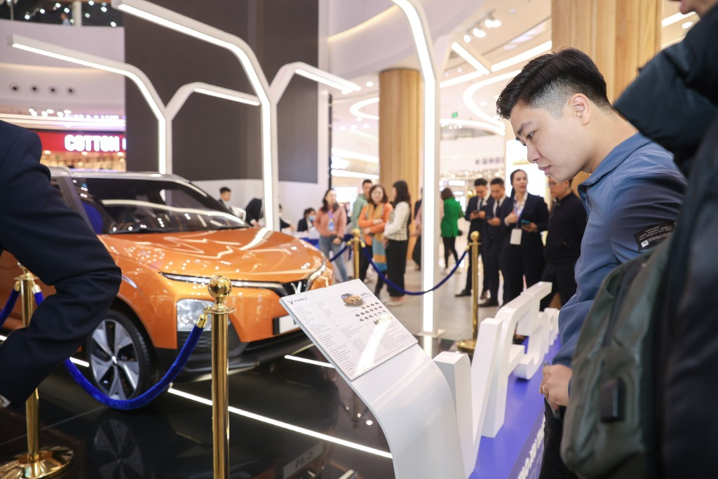 Khách hàng tìm hiểu kỹ về xe VF 5 Plus