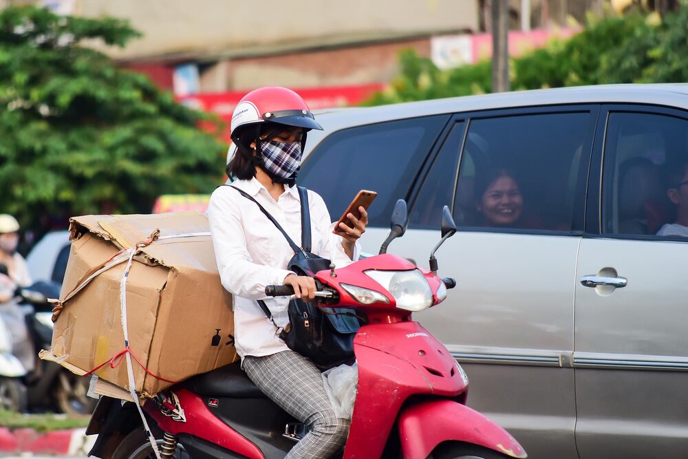 Nhiều người lái xe vi phạm lỗi đi xe máy sử dụng điện thoại