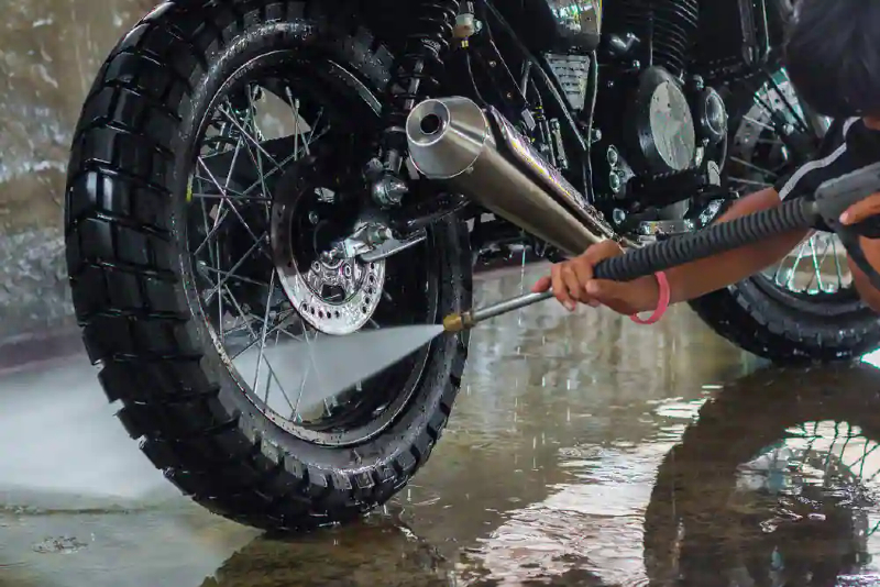 Vệ sinh đúng cách để tránh rửa xe máy xong không đề được