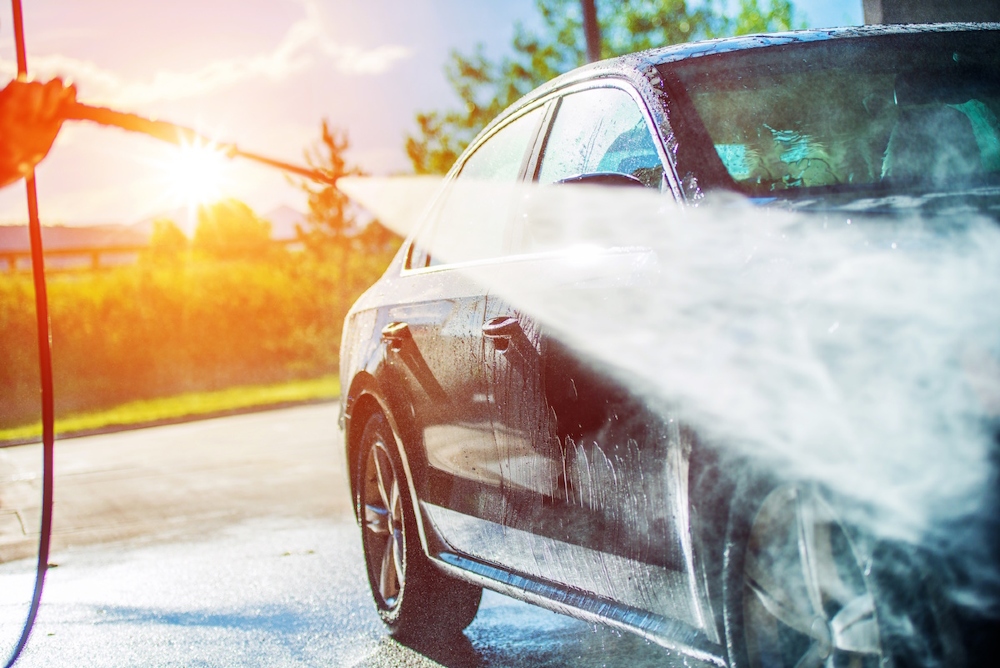 Rửa xe ô tô chuyên nghiệp - phun nước lên xe