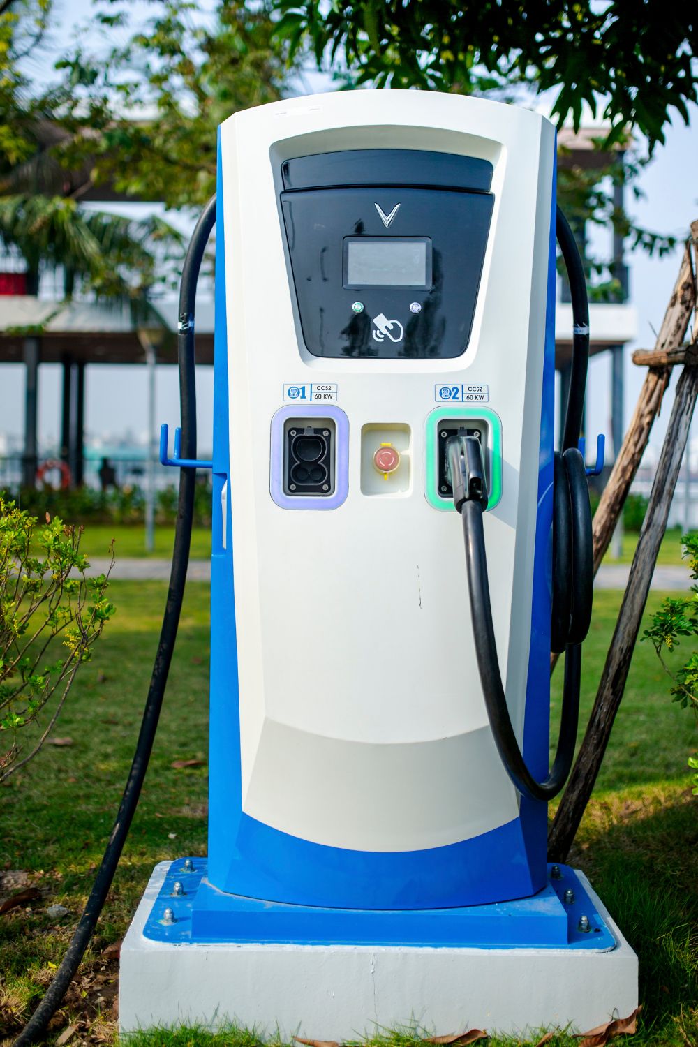 Trả súng sau khi sạc xe VF e34 tại trạm sạc VinFast