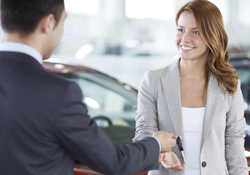 Những sai lầm khi mua xe lần đầu cho gia đình là không đọc rõ hợp đồng mua bán xe