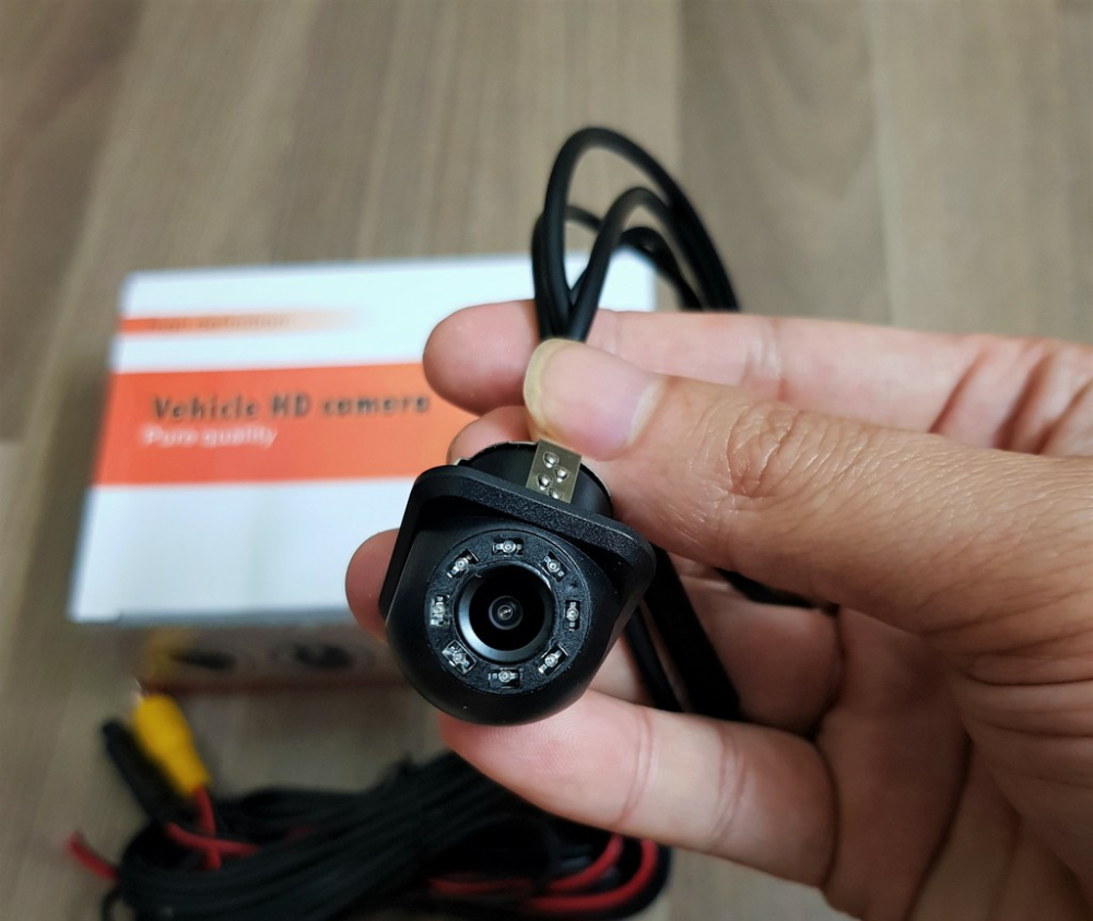 SO SÁNH CAMERA LÙI VÀ CẢM BIẾN ĐỖ XE - CÁI NÀO TỐT HƠN? 4 camera lùi ô tô tích hợp đèn hồng ngoại