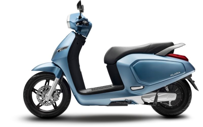 VinFast Feliz và Klara A2 2021, trong đó VinFast Klara A2 có kiểu dáng và màu sắc sang trọng