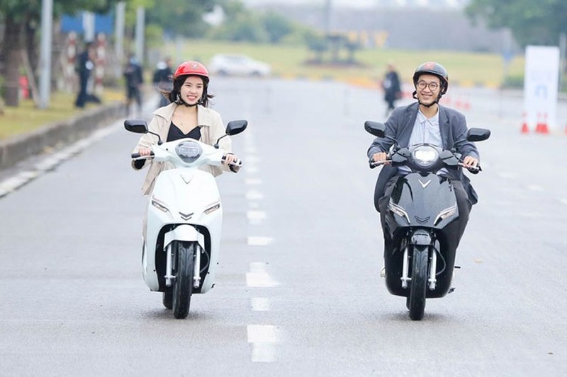 VinFast Feliz và Klara A2 2021, trong đó VinFast Feliz sử dụng động cơ 1 chiều không chổi than