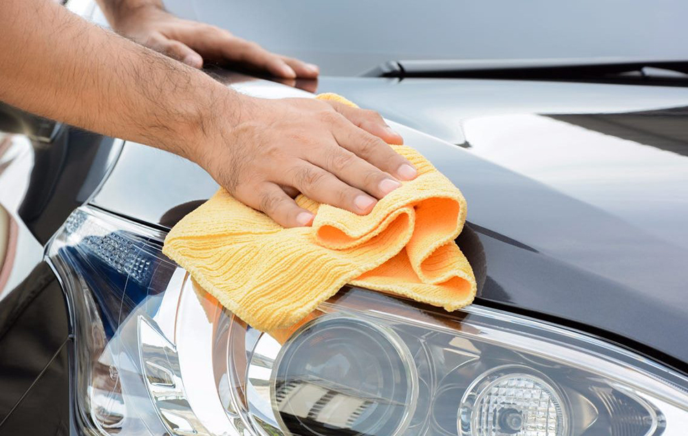 sử dụng khăn mềm để rửa xe ô tô