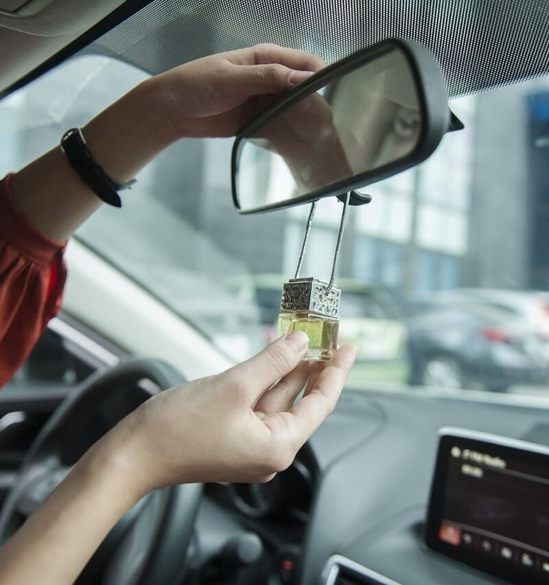 Sử dụng tinh dầu khử mùi xe ô tô mới mang lại nhiều hiệu quả.