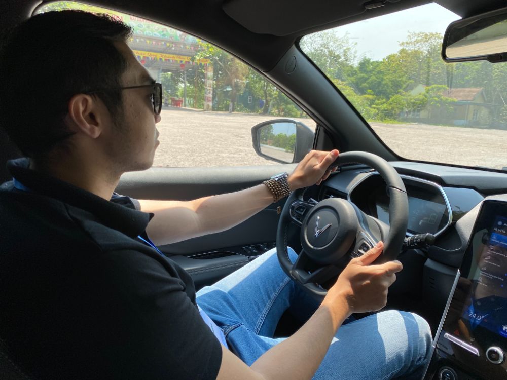 Tài xế chạy taxi xe điện