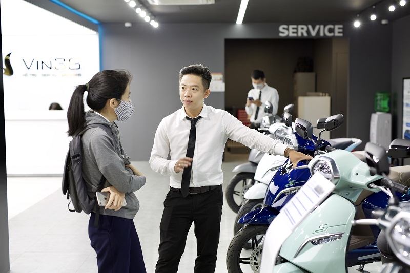 Đội ngũ nhân viên VinFast hỗ trợ tư vấn các vấn đề về mua bảo hiểm xe máy