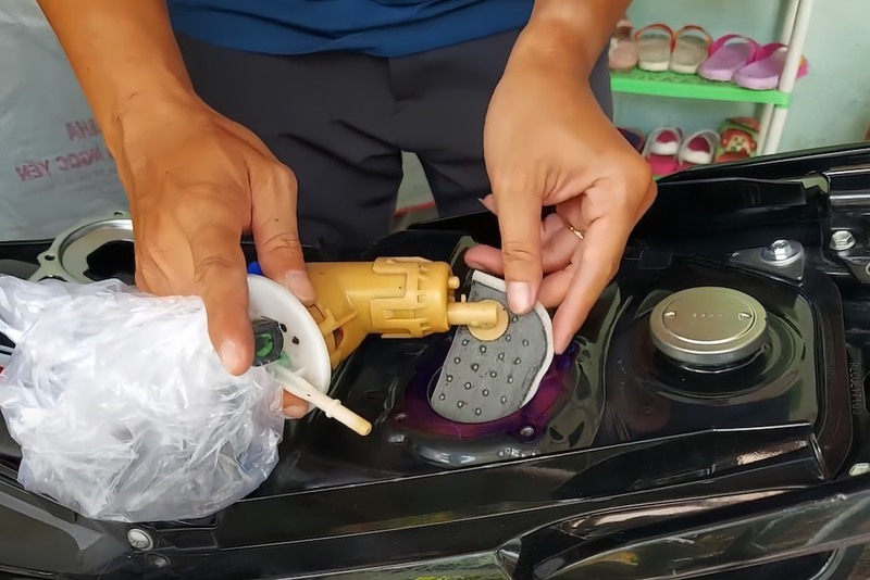 thay lọc xăng xe máy