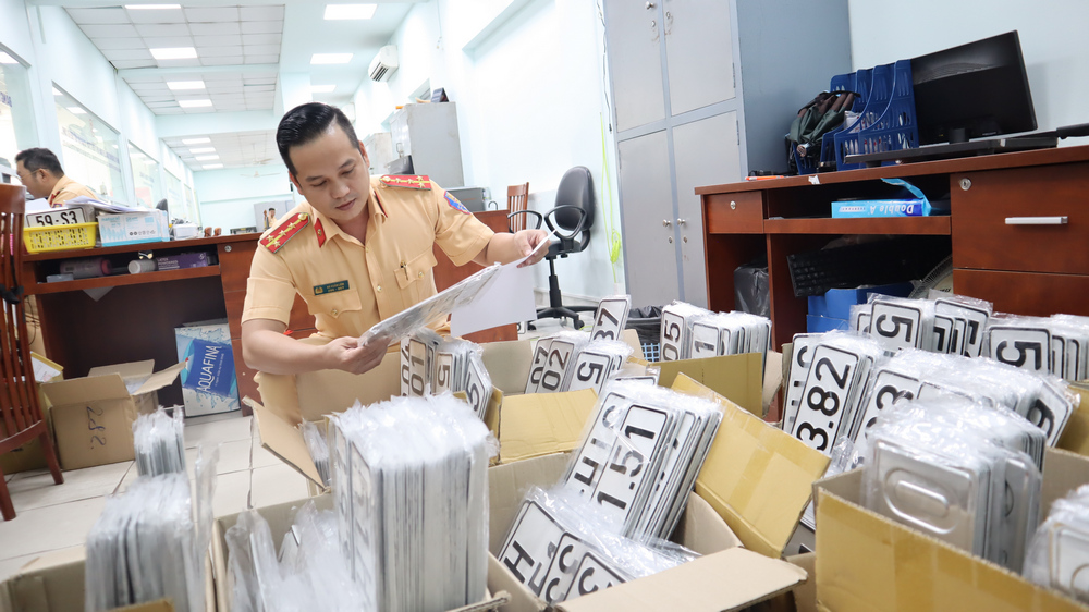 Cảnh sát giao thông kiểm tra biển số theo hồ sơ đăng ký xe máy điện