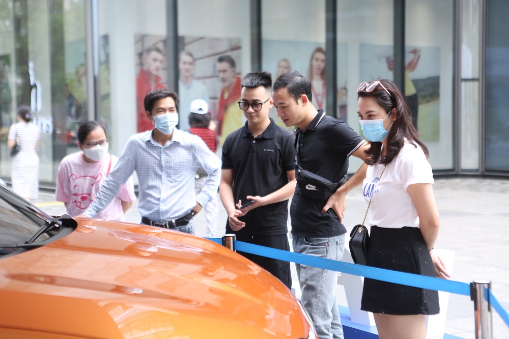 khách hàng và hình ảnh trưng bày VF 5 Plus