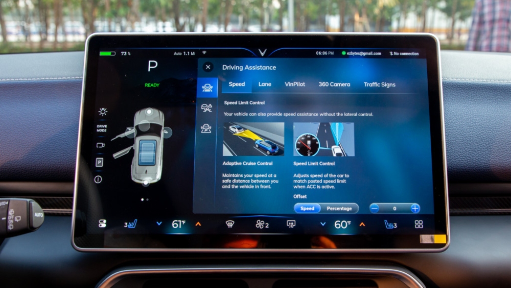 Tính năng ADAS trên VinFast VF 8 hỗ trợ giữ làn trên xe điện