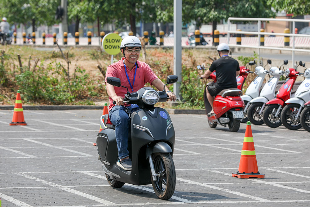Khách hàng hứng khởi tham gia lái thử xe điện vinfast