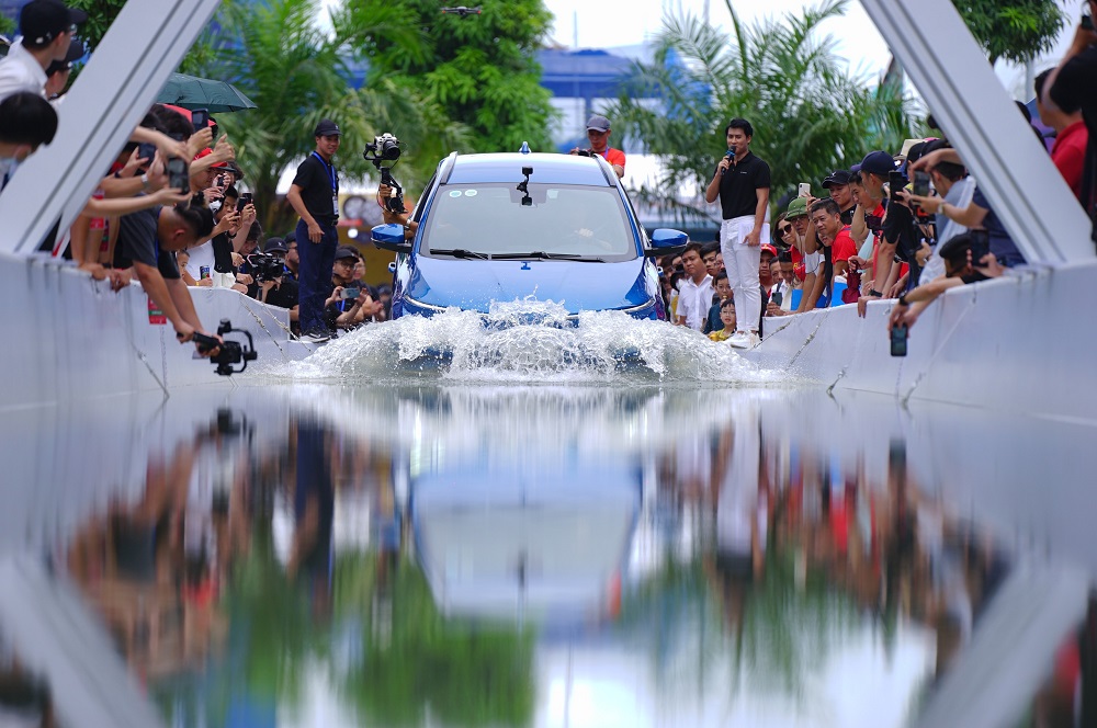 trải nghiệm xe điện VinFast lội nước ngập sâu không lo bị thủy kích