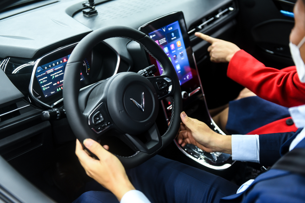 Chủ xe có thể tìm kiếm trạm sạc VinFast Điện Biên trên màn hình điều khiển trung tâm