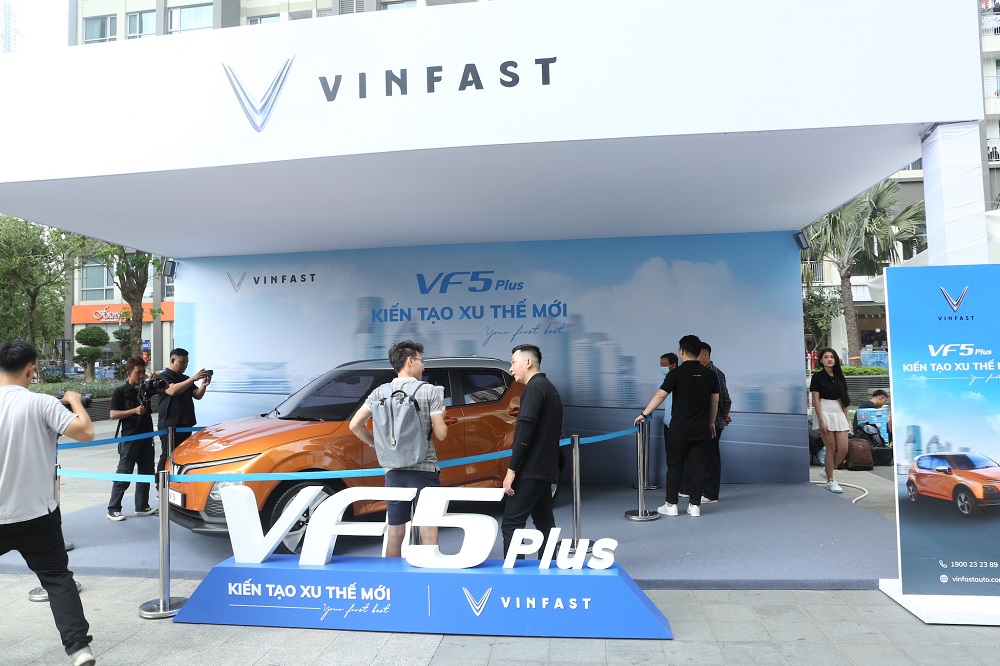 trưng bày ô tô điện VF 5 Plus
