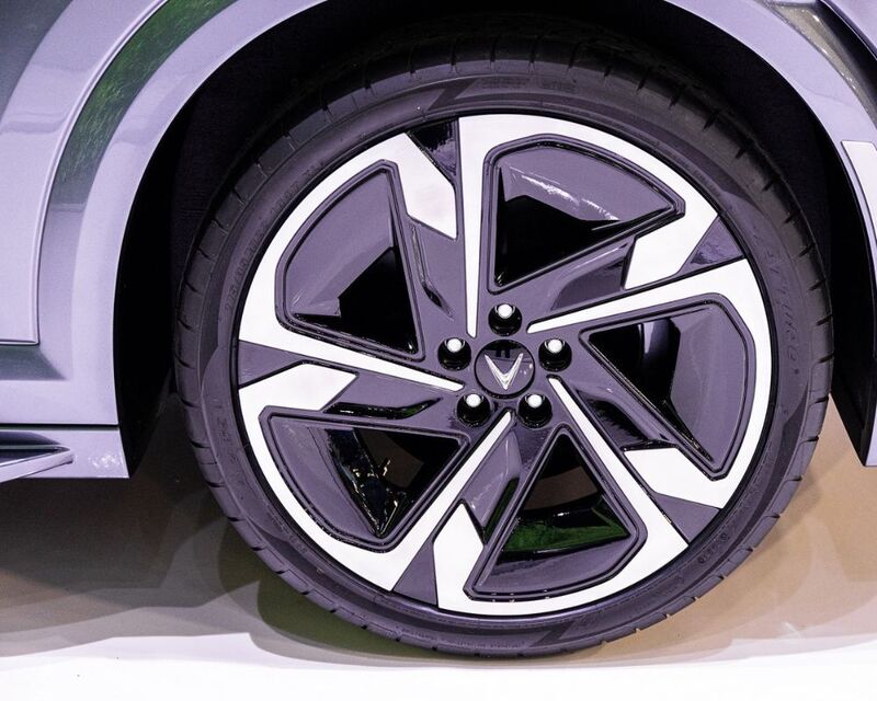 Bánh xe VF 7 gồm 5 chấu khỏe khoắn