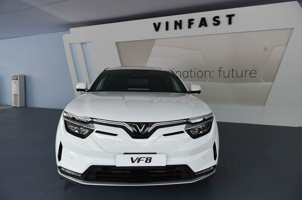 Xe VinFast VF8 màu trắng thu hút ánh nhìn của mọi khách hàng