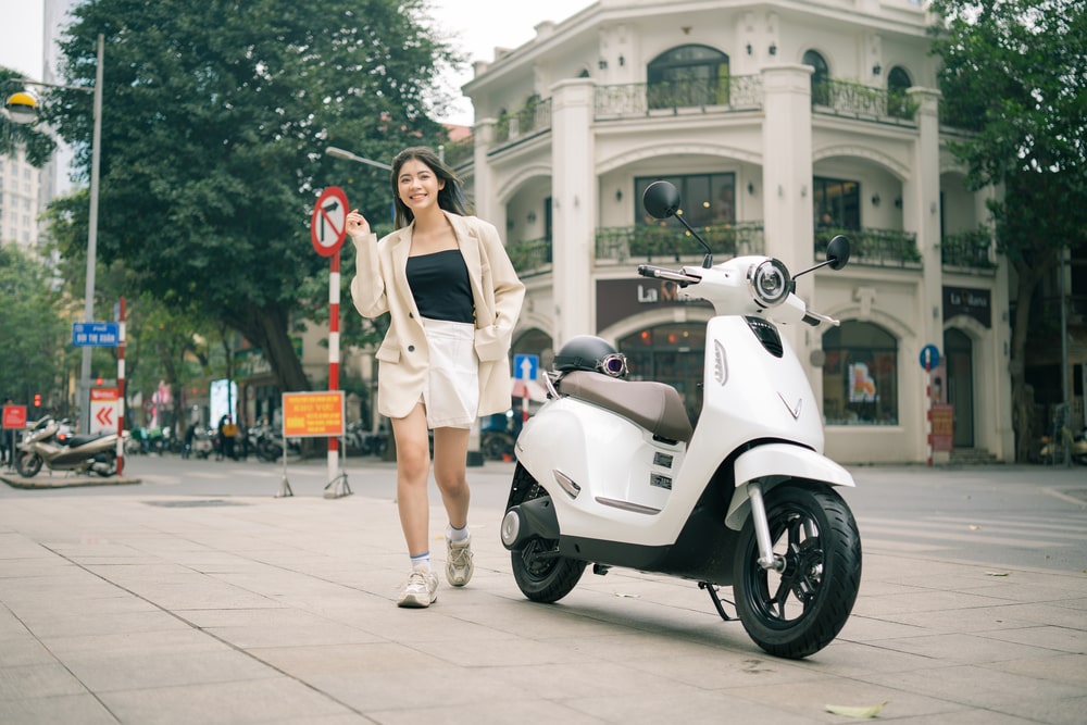 xe đạp điện màu trắng