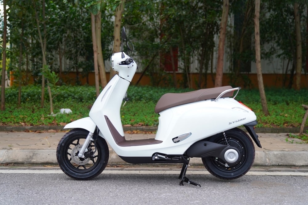 Xe điện màu trắng