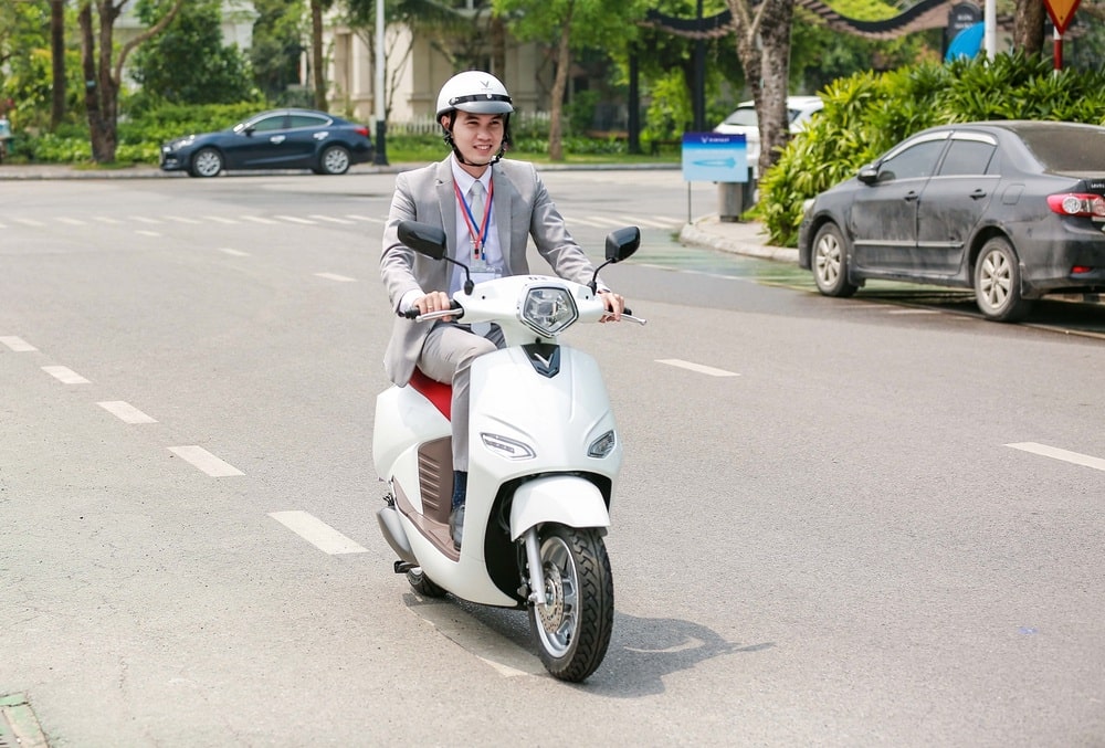 Xe điện trắng VinFast Vento S