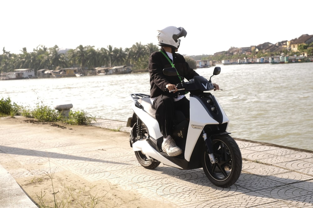 Xe điện VinFast màu trắng