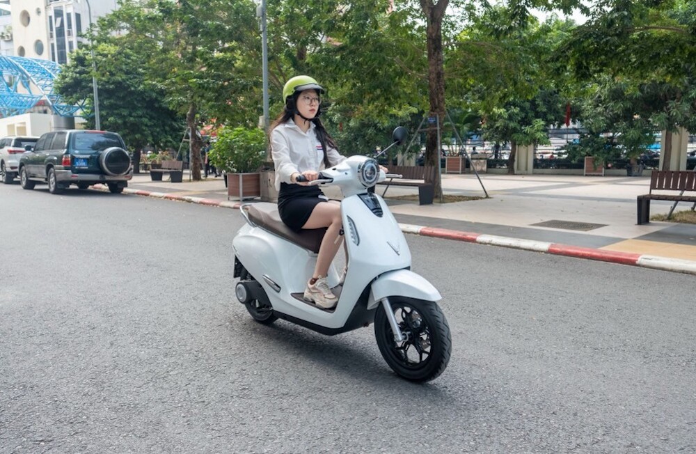 Xe máy điện màu trắng VinFast Evo200