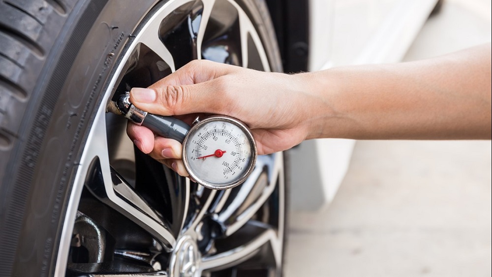 Cách khắc phục xe nổ lốp