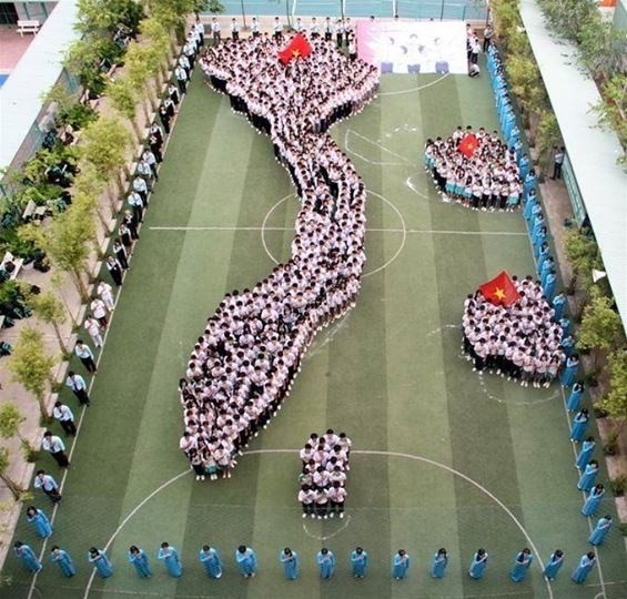 Kỷ lục xếp hình bản đồ Việt Nam của các em học sinh