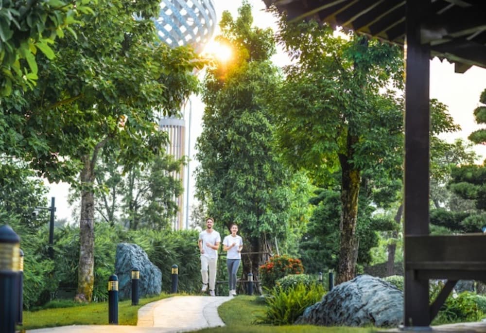 Với hệ thống tiện ích vượt trội, Vinhomes Smart City bảo đảm cuộc sống nghỉ dưỡng suốt 365 ngày theo phong cách resort.