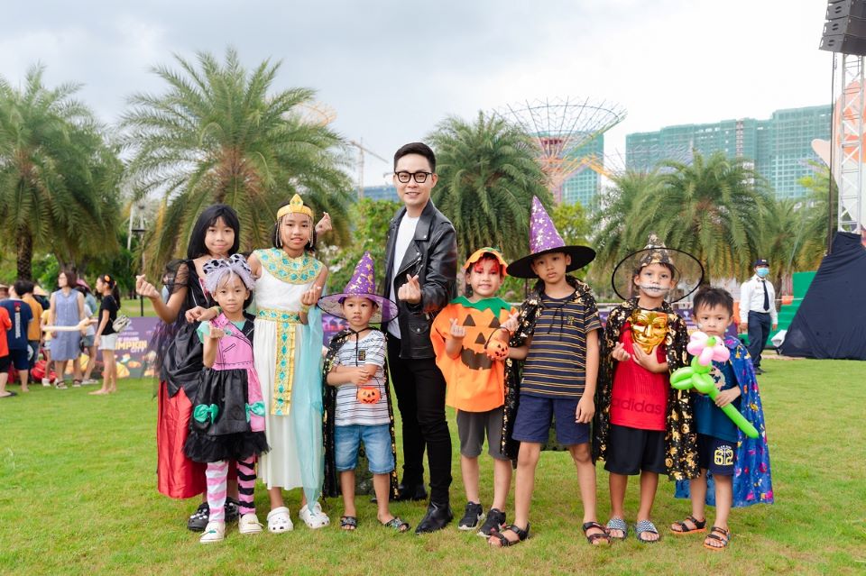 Vinhomes Grand Park là tọa độ hiếm hoi tại TP Hồ Chí Minh có không gian xanh rộng lớn và hàng trăm tiện ích vui chơi lí thú. Vì vậy, không ngạc nhiên khi lễ hội chưa chính thức khai mạc, đông đảo khán giả đã tụ hội tại công viên Vinhomes Grand Park 36ha để tranh thủ lưu lại những khoảnh khắc ấn tượng.