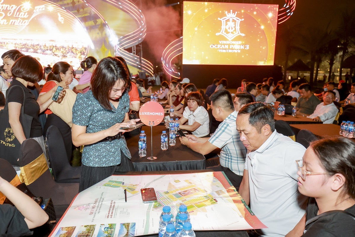 Nhà đầu tư tìm hiểu thông tin dự án Vinhomes Ocean Park 3. Ảnh: Vinhomes