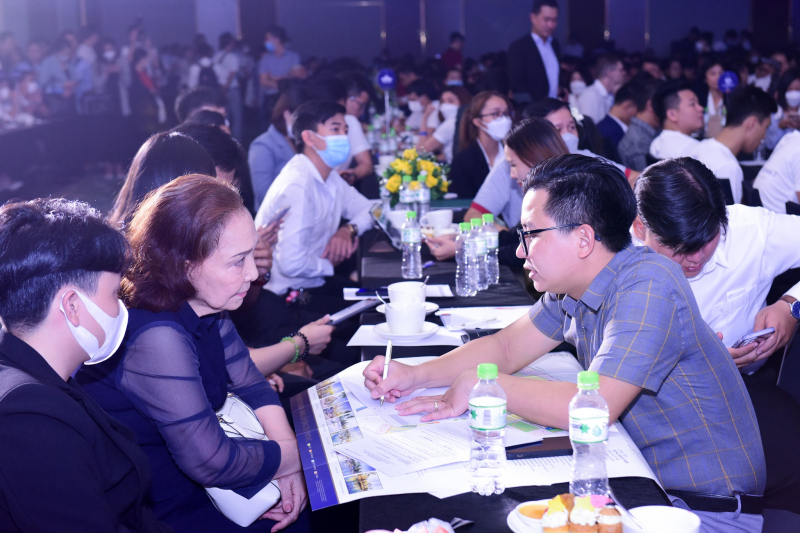 Chuyên viên kinh doanh tập trung tư vấn đầy đủ thông tin dự án đến với khách hàng.