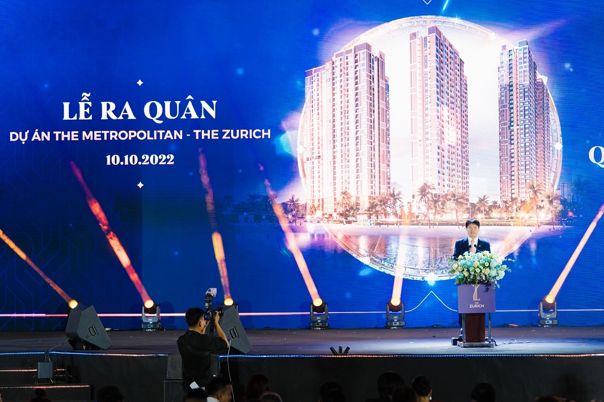 Ông Hoàng Văn Sơn - Phó tổng giám đốc Kinh doanh và Marketing, Công ty Cổ phần Vinhomes - chia sẻ: “Phân khu The Zurich - dự án The Metropolitan không đơn thuần là một dự án với giỏ hàng hấp dẫn, mà còn mang đến niềm tự hào, kiêu hãnh cho tất cả nhân viên kinh doanh. Hy vọng lễ ra quân hôm nay sẽ thổi thêm lửa nhiệt huyết, đam mê để chúng ta cùng nhau làm nên những kỳ tích mới”.