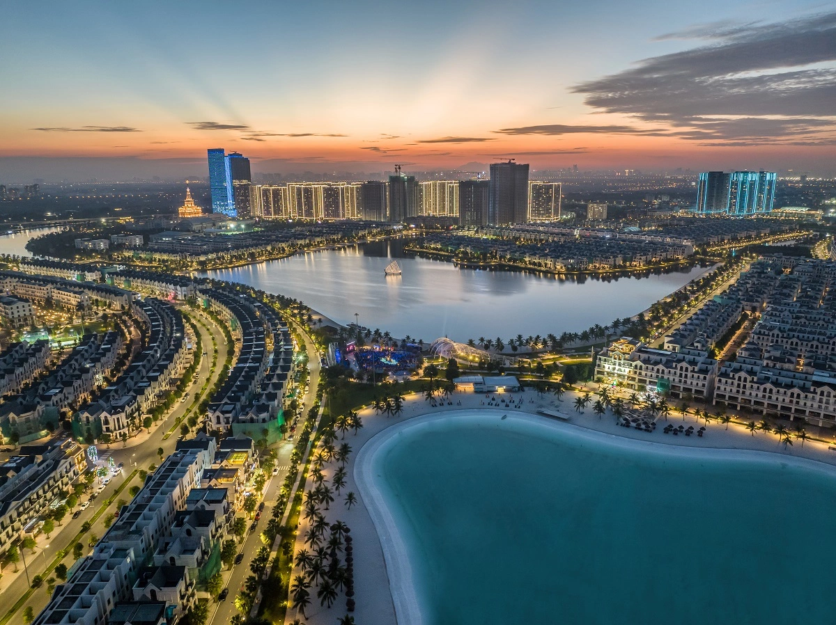 Sau hơn 3 năm ra mắt, Vinhomes Ocean Park đã trở thành một trong những nguồn cung quan trọng hàng đầu trên thị trường bất động sản thủ đô. Được ví như “quận Ocean”, đây cũng là tọa độ sôi động bậc nhất phía đông Hà Nội, với cộng đồng cư dân nhanh chóng phát triển lên hơn 40.000 người. Có thêm mảnh ghép The Metropolitan - phân khu The Zurich, đại đô thị được kỳ vọng ngày càng khẳng định vị thế “thành phố đáng sống” bậc nhất Hà Nội.