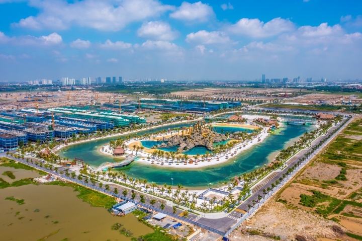 Tổ hợp công viên Biển tạo sóng nhân tạo Royal Wave Park sẽ là điểm hẹn văn hóa – giải trí – nghệ thuật của cả khu vực, với nhiều chương trình tầm cỡ quốc tế được tổ chức.