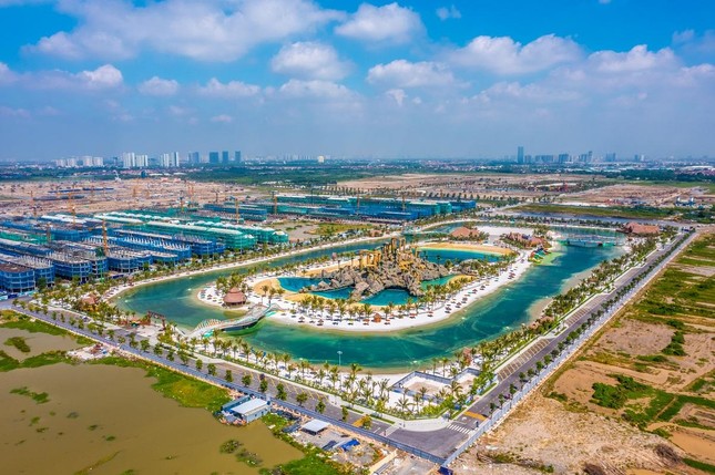 Tổ hợp công viên Biển tạo sóng nhân tạo Royal Wave Park đã vận hành, đảm nhiệm vai trò điều hòa không khí cho cả khu vực rộng lớn xung quanh
