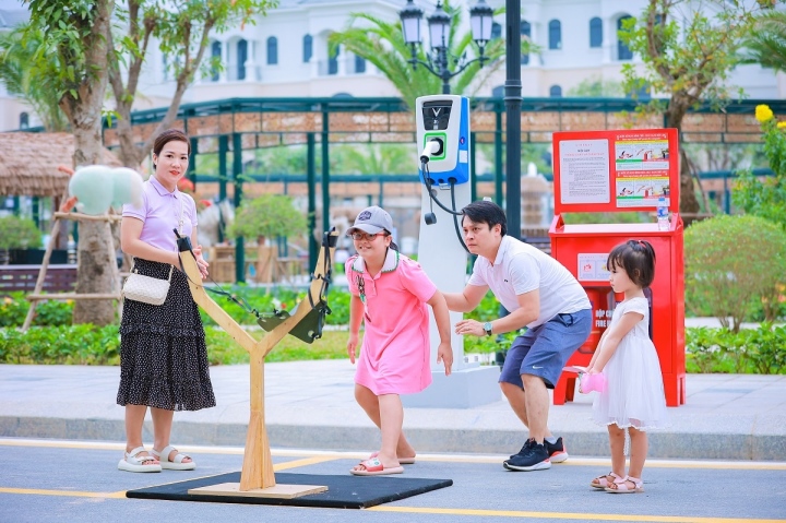 Chào đón cư dân nhận nhà mới, trong hai ngày 12, 13/11, chủ đầu tư Vinhomes Ocean Park 2 - The Empire tổ chức Lễ hội mang tên Family Day với những hoạt động văn hoá - thể thao hấp dẫn, thu hút 5.000 khách mời là tân cư dân cùng gia đình, người thân tham dự.