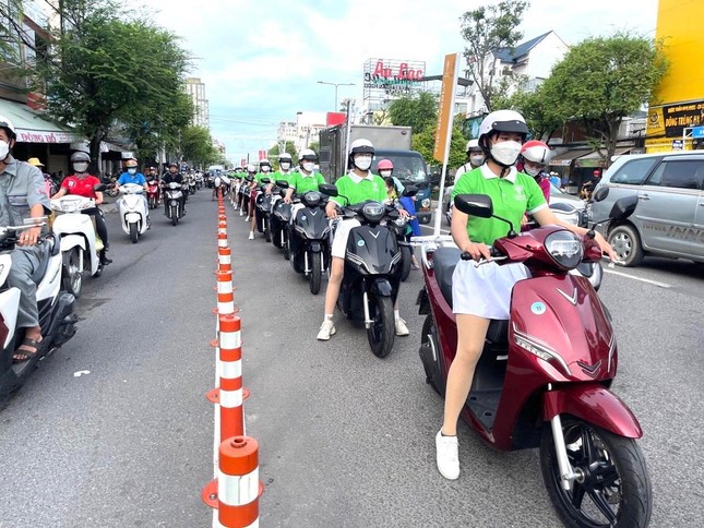 Hoạt động roadshow dự án Vinhomes Grand Park diễn ra trên đường phố thu hút đông đảo sự chú ý của người dân Tây Nam Bộ