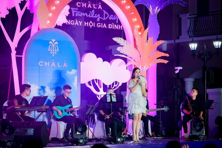 Bên cạnh các hoạt động vui chơi, cư dân tham dự Family Day còn được thưởng thức ẩm thực hấp dẫn và chương trình biểu diễn nghệ thuật có sự góp mặt của những ca sĩ nổi tiếng như ca sĩ Trịnh Thăng Bình, ca sĩ Mỹ Dung…