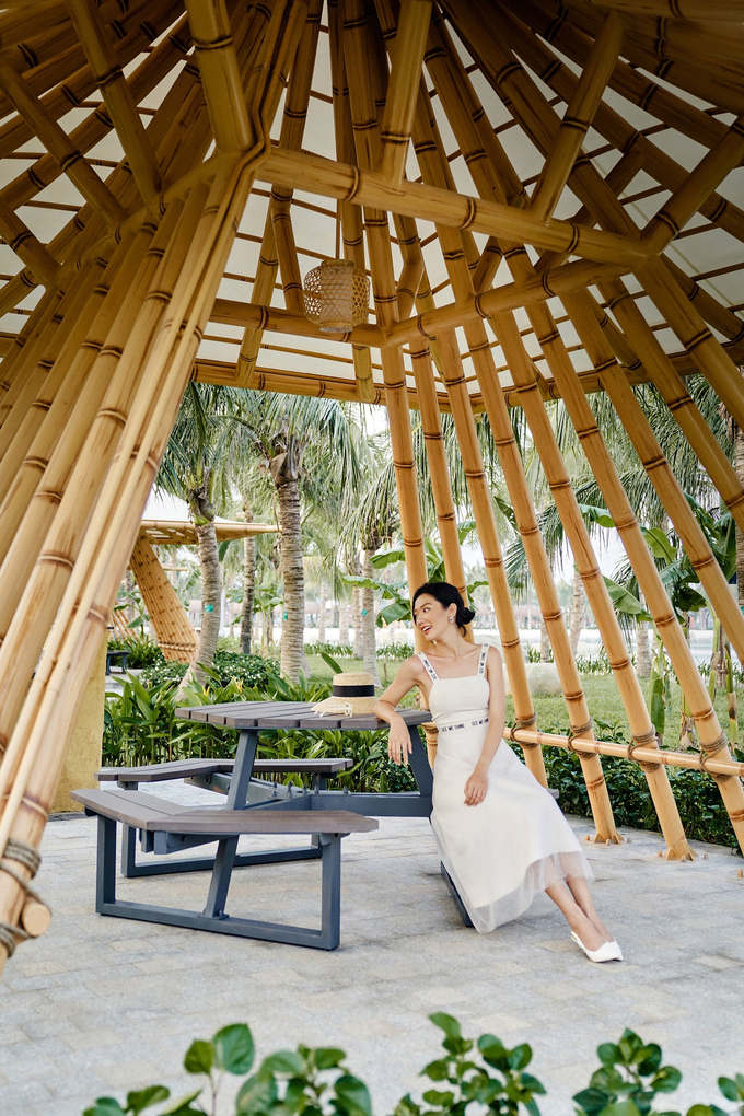Vịnh biển Bốn mùa Paradise Bay là tiện ích điểm nhấn của đại đô thị Vinhomes Ocean Park 3 – The Crown. Ngay khi vừa khai trương, nơi đây đã gây sốt với cộng đồng mạng bởi quy mô và sức hấp dẫn như một công viên giải trí theo chủ đề nằm cách trung tâm Thủ đô chỉ 20 phút lái xe. Giống như các Quang Đại, Phí Linh và Tống Khánh Linh, nhiều khách mời đã có cơ hội trực tiếp trải nghiệm không khí lễ hội với hàng loạt những hoạt động hấp dẫn và đại nhạc hội hoành tráng quy tụ những ngôi sao hàng đầu showbiz Việt. Không chỉ mang đến chất sống nghỉ dưỡng thượng lưu 365 ngày/năm cho cư dân tương lai, Vịnh biển Bốn mùa Paradise Bay kết nối Biển hồ nước mặn tại Vinhomes Ocean Park và công viên Biển tạo sóng Royal Wave Park tại Vinhomes Ocean Park 2 đang tạo nên hệ sinh thái vui chơi - giải trí phong cách biển hấp dẫn cho siêu quần thể đô thị biển 1.200ha. Chuỗi kì quan ấy, cùng với những đại đô thị quy mô, hiện đại đang góp phần kiến tạo một vùng đất mới năng động và đầy sức sống cho phía Đông Thủ đô.