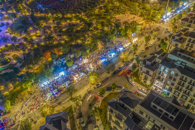 Không chỉ sôi động vào dịp Tết, Vinhomes Grand Park còn thường xuyên diễn ra các hoạt động cộng đồng, các sự kiện âm nhạc vào mỗi cuối tuần và các sự kiện lớn trong năm như Trung thu, Giáng sinh, Lễ hội mua sắm... Điều này có được nhờ lợi thế về cảnh quan của Vinhomes Grand Park khi “thành phố thông minh - công viên” này sở hữu tới 15 công viên chủ đề sáng tạo cùng hệ thống cây xanh, hồ nước, bãi cát, thảm cỏ… thoáng đãng, được nhiều gia đình lựa chọn là điểm nghỉ ngơi, hồi phục năng lượng.