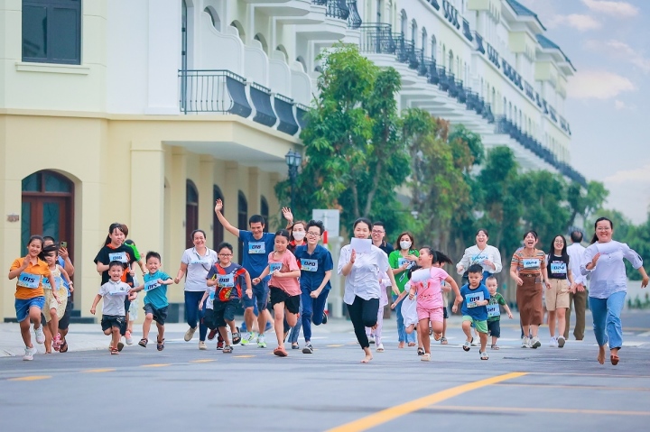 Cư dân phấn khích tham gia giải chạy marathon với đường chạy là các trục giao thông ngay trong phân khu Chà Là. Không gian rộng rãi, thoáng mát trái ngược hẳn với cảnh sống chật chội trong phố cũ khiến nhiều người thích thú. Các cư dân nhí thì vô cùng hào hứng và hò reo khi chạy qua ngôi nhà tương lai của mình.