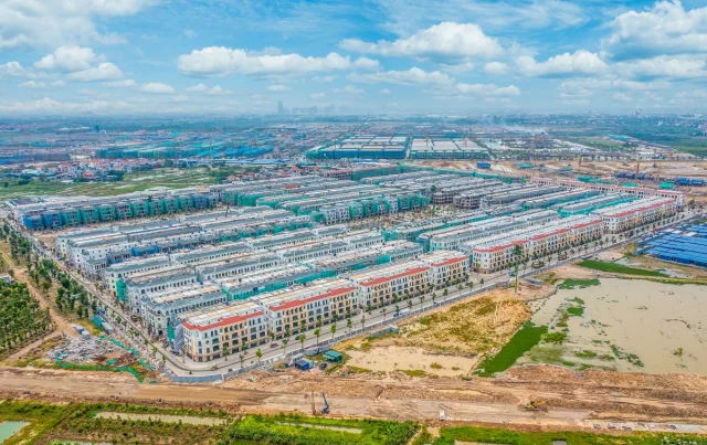 Một góc dự án Vinhomes Ocean Park 2 – The Empire đã thành hình hài trong đó nhiều căn shophouse/liền kề đã sẵn sàng bàn giao thô tới tay khách hàng.