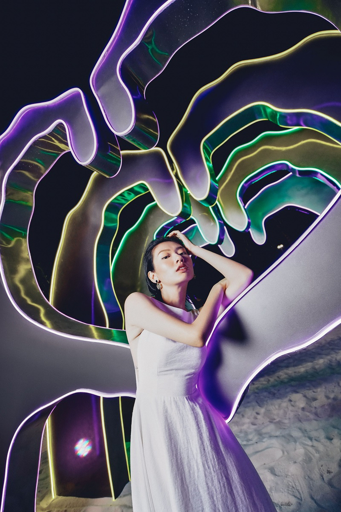 Sau những tấm ảnh nghệ thuật cùng art – work, hai mẹ con MC Phí Linh chuyển hướng tới bờ cát trắng muốt của Tropical Lagoon. Trời xanh, cát trắng, nắng vàng và chiếc phao hồng hạc “kute hết nấc” tạo nên một bức ảnh rực rỡ, hoàn hảo cả về bố cục và màu sắc.