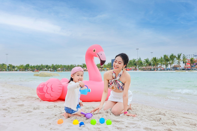 “Ông chú” miền Nam Quang Đại đi biển kín đáo quá mức nhưng không giấu nổi thần thái rạng ngời như đang đi dạo bờ biển tại thiên đường du lịch Maldives.