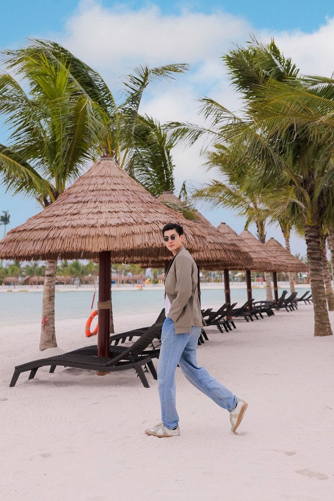 Dù không chọn góc có biển nhưng Tống Khánh Linh vẫn có một bức ảnh ngàn like ở một góc tiểu cảnh bên bờ Vịnh biển Paradise Bay với bờ cát trắng phau và những hàng dừa xanh mướt.