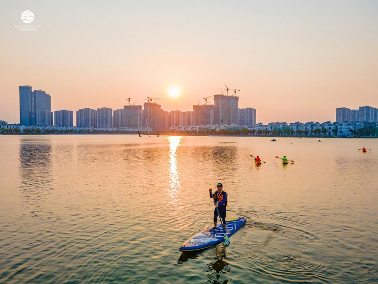 Thời tiết mát mẻ, trong lành, view bình minh ấn tượng, nhiều "vận động viên" nhanh chóng "đua" giữa hồ để thưởng thức khung cảnh nên thơ.