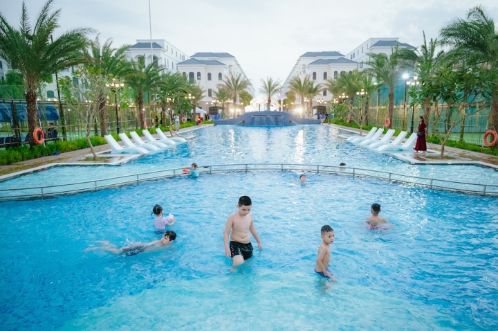Các cư dân cũng vô cùng ấn tượng trước bể bơi đẹp như resort nằm ngay kế cận công viên rợp bóng cây. Đây cũng là một địa điểm được nhiều cư dân, đặc biệt là cư dân nhí lựa chọn khám phá khi tham dự Family Day.